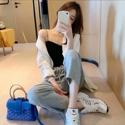 抽象画中的越南少女